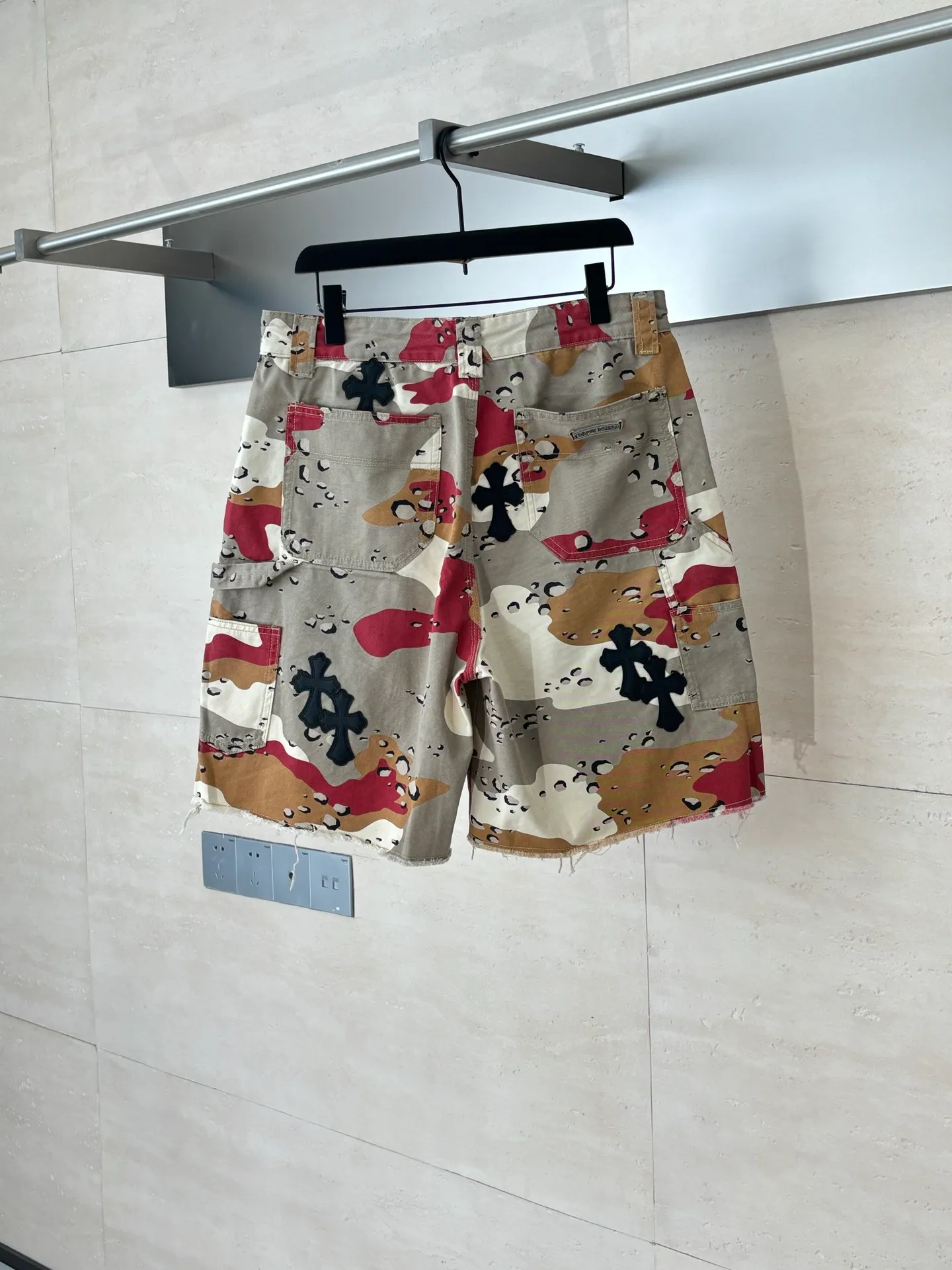 P500 Chrome Heart*/Chrome Heart CH leather camouflage shorts were purchased and developed from a Los Angeles agent for US$2,980. This style is made of custom-made military canvas fabric, restored 1:1 according to the original model, and printed with camouflage patterns. The customization period for the hem sex pattern stamp is 20 days, the minimum order is 1800 pieces, and the color plate is matched. The hardware buckles are all made of electroplated 925 silver material, the weight is perfectly restored, and they are aged and oxidized to black.  Size：S/M/L/XL